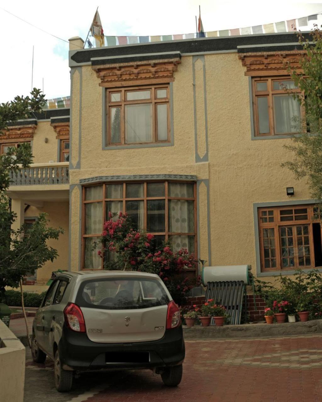 Hotel Lonchay Residency Leh Exteriör bild